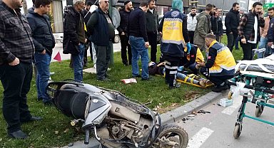 Kaza anı kamerada...Otomobil ile çarpışan motosikletteki 2 genç yaralandı