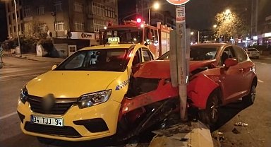 Maltepe'de alkollü sürücü ticari taksiye çarptı: 1 yaralı