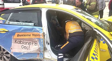 Maltepe'de taksi ağaca çarptı, şoför araç içinde sıkıştı