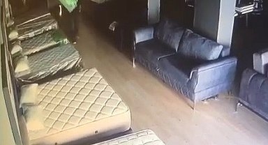 Mobilya dükkanına girip sırtladığı yatağı çaldı