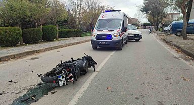 Motosiklet ticari taksi ile çarpıştı: 2 yaralı