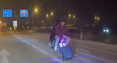 Motosikletli gençlerin tehlikeli yolculuğu kamerada