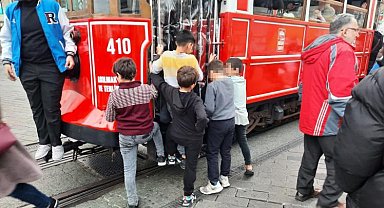 Nostaljik tramvayda tehlikeli yolculuk
