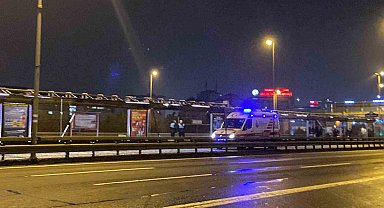 Okmeydanı'nda metrobüs reklam panosuna çarptı: 1 yaralı