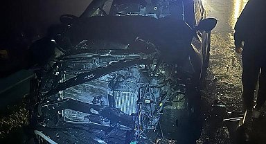 Otobanda çarpışan otomobiller alev aldı 3'ü çocuk 7 kişi yaralandı