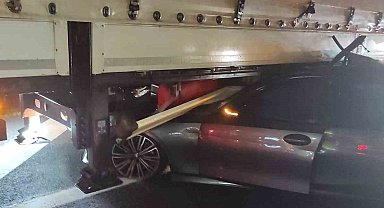 Otobanda tırın altına giren arabada can pazarı: 1 yaralı
