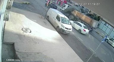 Pendik'te ani fren yapan kamyonun dorsesindeki çimento araçların üzerinde döküldü