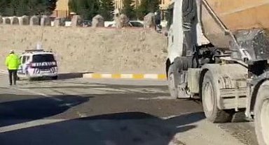 Pendik'te araçların üzerine çimento döken kamyon sürücüsüne 4 bin 559 TL ceza