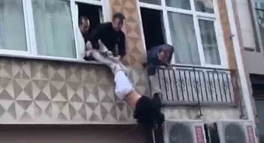 Pendik'te hastaneden ellerinde kelepçelerle kaçan şahıs saklandığı evin camında asılı kaldı