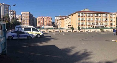 Pendik'te lisede bıçaklı saldırı: Kız öğrenci sırtından yaralandı