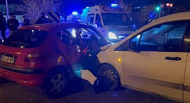 Sancaktepe'de iki araç kafa kafaya çarpıştı: 4 ağır yaralı