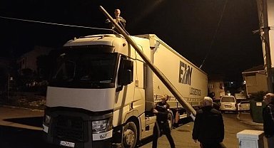 Sancaktepe'de yanlış yola giren tır ortalığı birbirine kattı