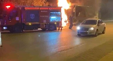 Seyir halindeki servis otobüsü alev alev yandı