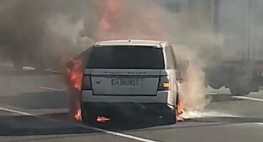 Seyir halindeyken alev alan lüks cip küle döndü: O anlar kamerada