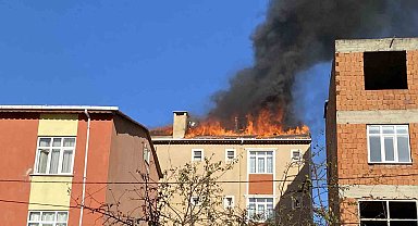 Sultanbeyli'de apartman çatısı alev alev yandı
