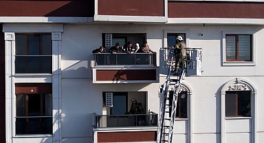 Sultangazi'de 15 katlı binada yangın çıktı, vatandaşlar mahur kaldı
