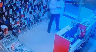 Sultangazi'de esnafın dalgınlığından faydalanıp telefonu böyle çaldı