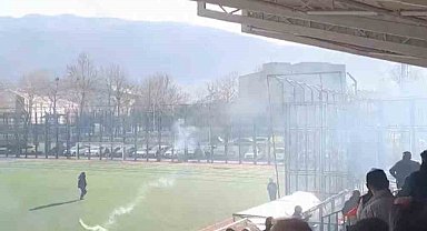 Taraftarlar torpil ve meşalelerle ortalığı savaş alanına çevirdi