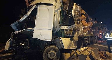 TEM Otoyolu'nda kontrolden çıkan kuruyemiş yüklü tır bariyerlere girdi: 1 yaralı