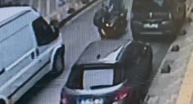 Ters yönde seyir halinde olan motosikletli, aniden yolun karşısına çıkan şahsa çarptı
