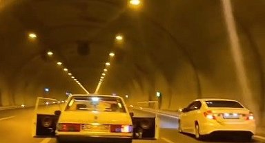 Tünelde aracın kapılarını açarak yolculuk yaptılar