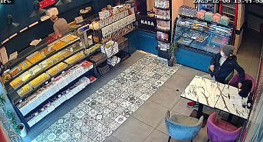 Ünlü baklavacıda kaşla göz arası hırsızlık kamerada: Tatlı siparişi verip cüzdanı çaldı
