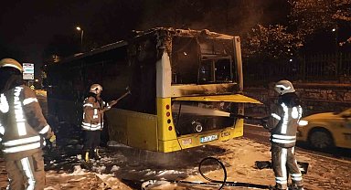 Üsküdar'da İETT otobüsü yanarak kullanılamaz hale geldi