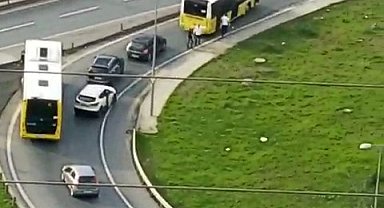 Yavru karga İETT otobüsünün altında kalmaktan son anda kurtarıldı