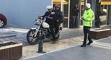 Aliağa'da yaya yolunu kullanan motosikletlilere ceza