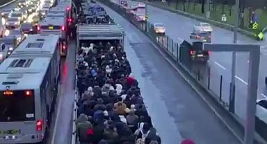 Altunizade metrobüs durağında insan seli