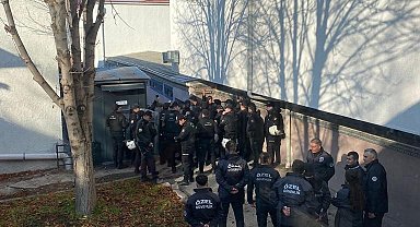 Ankara'da öğrencilerin kavgasında sandalyeler havada uçuştu