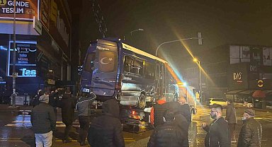 Ankara'da otomobilin çarptığı dolmuş devrildi: 11 yaralı