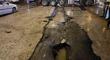 Ankara'da yağmur nedeniyle yol çöktü, çöp kamyonu askıda kaldı