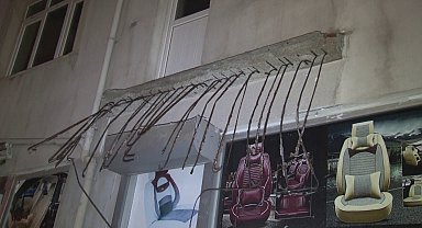 Ataşehir'de binanın balkonu çöktü