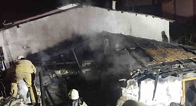 Ataşehir'de gecekondu alev alev yandı