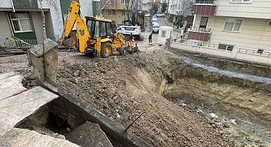 Avcılar'da 4 katlı bir binanın istinat duvarı çöktü