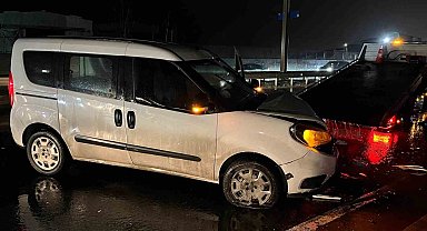 Başakşehir'de 3 aracın karıştığı zincirleme trafik kazası: 1'i ağır 3 yaralı