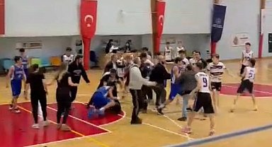 Basketbol sahası boks ringine döndü..Bir oyuncu yaralandı...