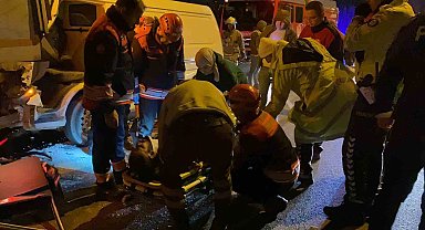 Belediye kamyonuna çarpan sürücü, sıkışan araçtan güçlükle kurtarıldı