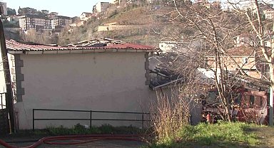 Beykoz'da 2 katlı evin çatısı alev alev yandı