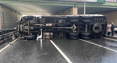 Beylikdüzü E-5'te kamyon devrildi, yol trafiğe kapandı