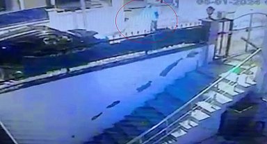 Beylikdüzü'nde bir araçtan 400 bin TL değerinde tekstil ürünü çalan hırsız kamerada