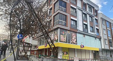 Beylikdüzü'nde elektrik kablolarına takılan TIR, 3 direği yamulttu