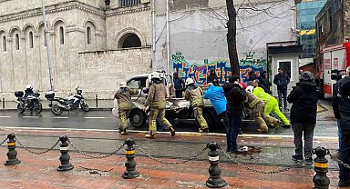 Beyoğlu'da tramvay ile kamyonet çarpıştı: 1 yaralı
