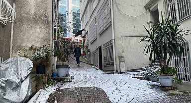 Beyoğlu'nda binada çıkan yangın korkuttu: Mahsur kalan yaşlı kadın kurtarıldı
