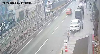 Beyoğlu'nda tramvayın kamyoneti sürüklediği anlar güvenlik kamerasında