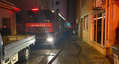 Bursa'da apartmanın çatısı alev alev yandı
