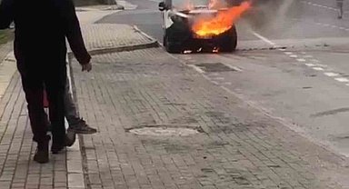 Bursa'da hafif ticari araç alev aldı, çimento kamyonu müdahale etti