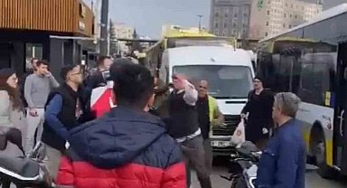 Bursa'da halk otobüsü ile motosiklet sürücüsünün yumruklu kavgası kamerada