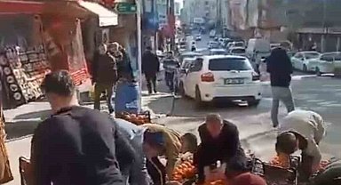 Bursa'da kamyonetten dökülen mandalinalar için herkes seferber oldu